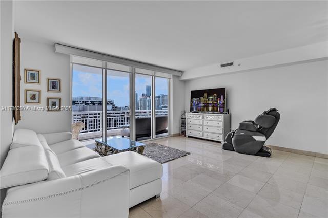 Building Photo - 848 Brickell Key Dr