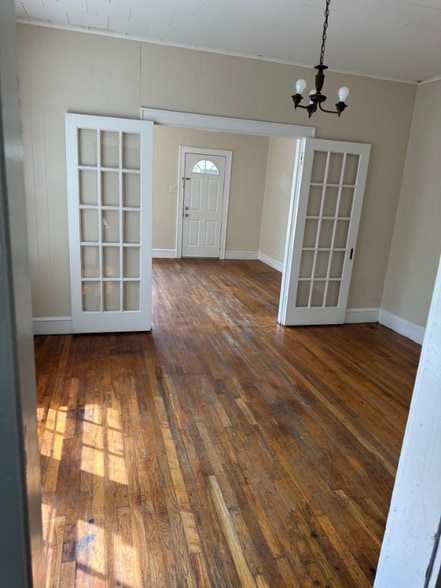 Building Photo - 1515 Maple Ave