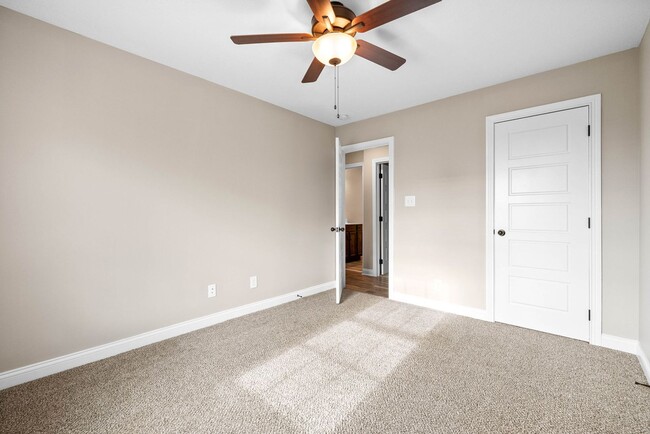 Building Photo - Pet Friendly Three Bedroom!