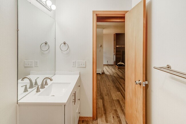 Building Photo - Wilderness One Bedroom Available 7/7!  Close to hiking trails and great amenities.  Amazing SUN!