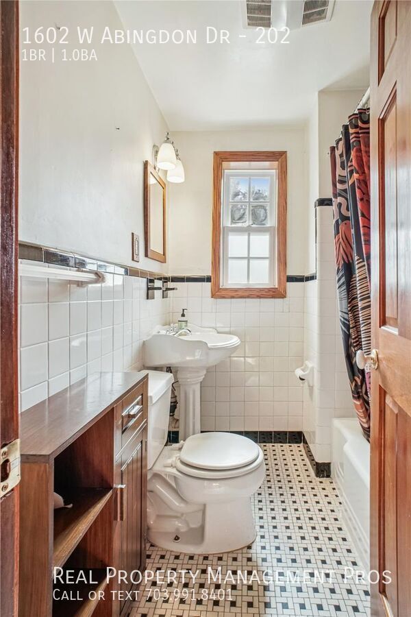 Building Photo - 1602 W Abingdon Dr