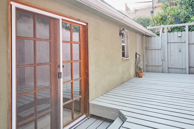 Building Photo - 6148 Glen Holly St
