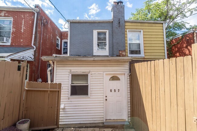 Building Photo - Updated 3BR Home – Walk to Lehigh & Downto...