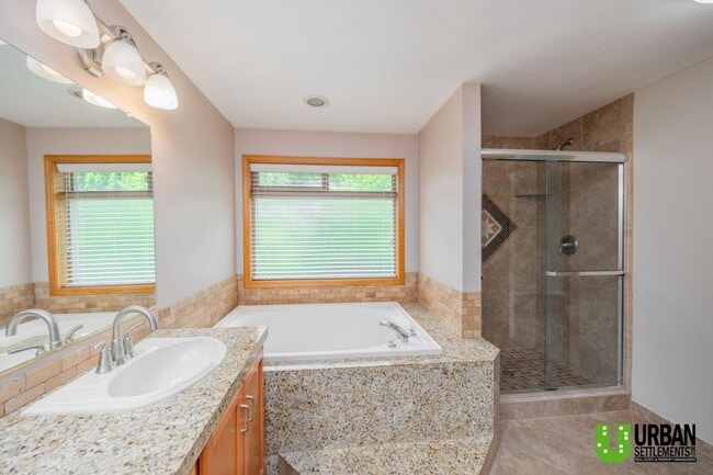 Building Photo - Spacious 4 bedroom and 3 bathroom house fo...