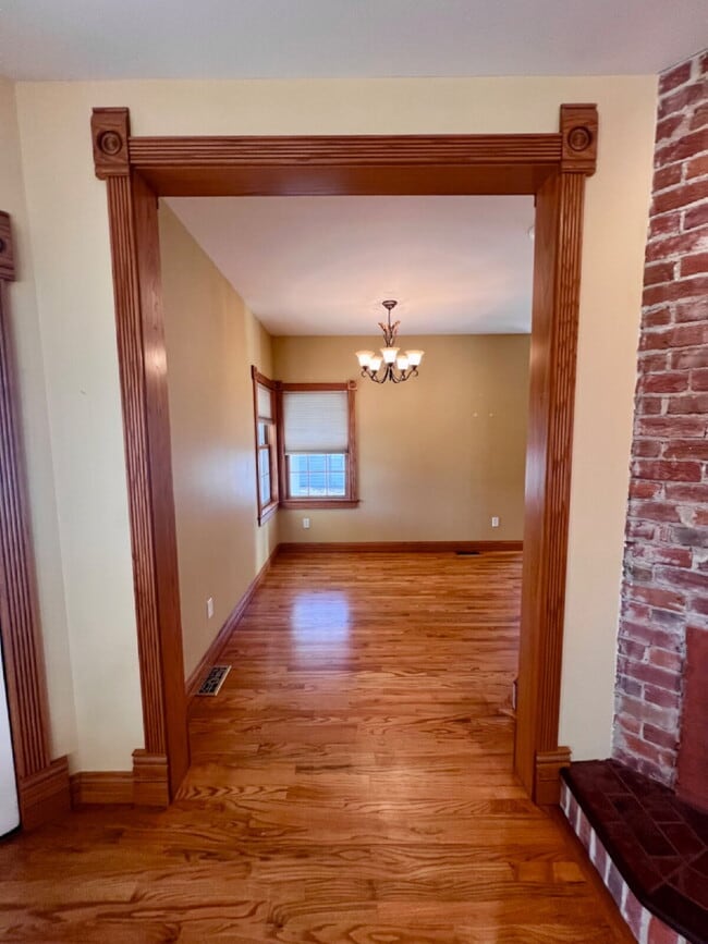 Building Photo - Charming Three Bedroom Home!