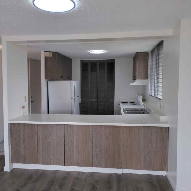 Building Photo - SKY TOWER / WARD - 2BR/2BA/1PRK Partly Furnished