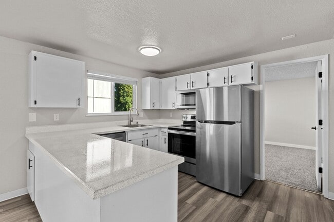 Building Photo - Spacious, 1100 sq foot 2 Bedroom 1.5 Bath with full size washer and dryer!