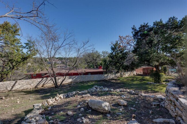 Building Photo - 132 Lakeway Dr