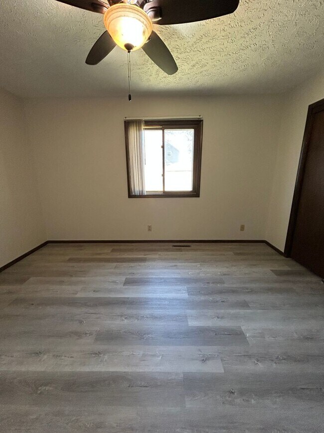 Building Photo - Spacious 3-Bedroom, 1-Bath Home with Garage & Basement in La Vista