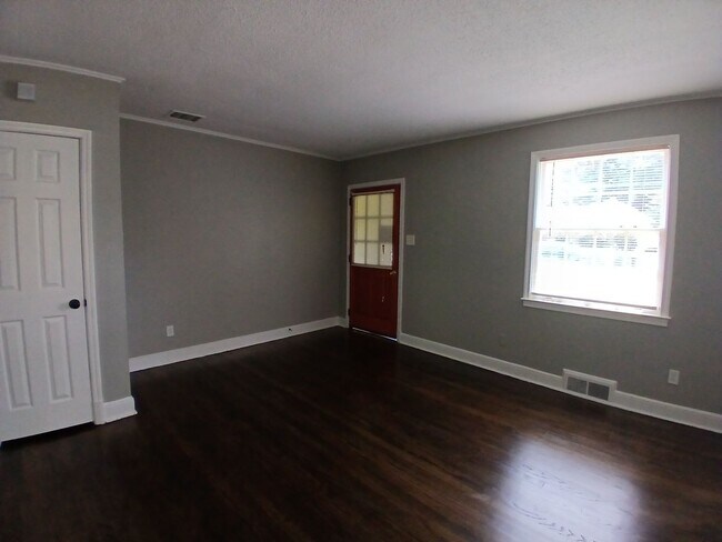 Building Photo - Updated 1 bedroom 1 bathroom Duplex - Open...