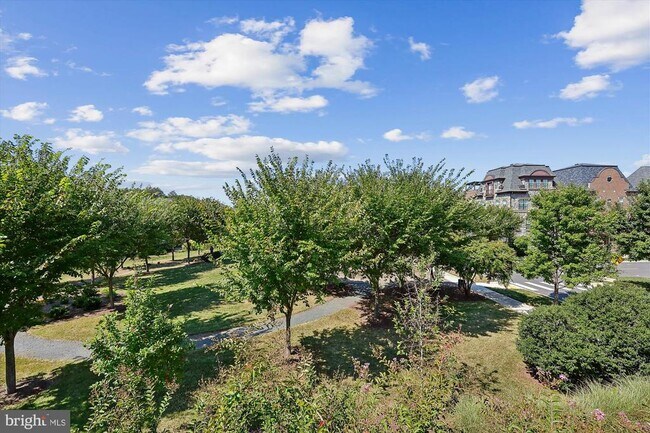 Building Photo - 448 Salk Cir
