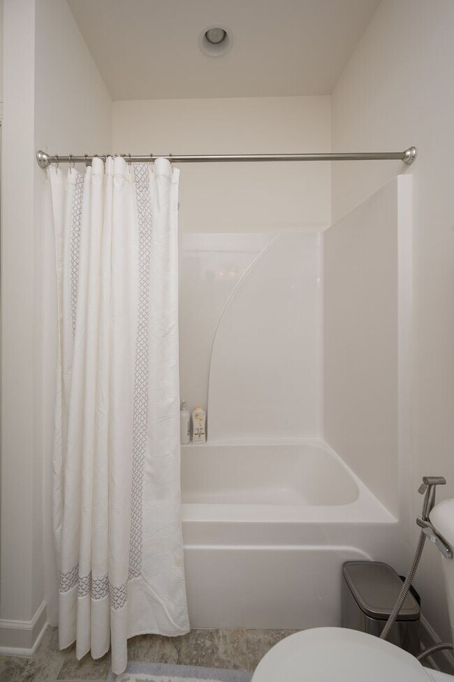 Building Photo - **LIKE NEW EXECUTIVE HOME IN A CUL-DE-SAC ...