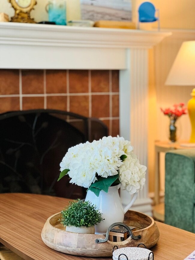 Building Photo - LAKE ACCESS!! Beautiful 4 bedroom 2 bath H...