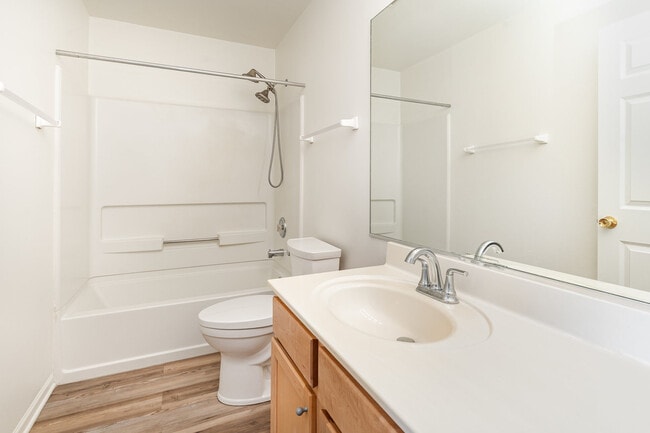 Building Photo - 593 Springbrook Trail N