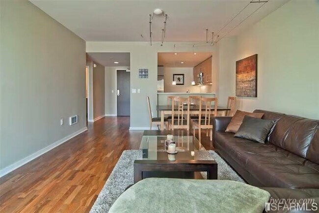 Building Photo - 555 4th St