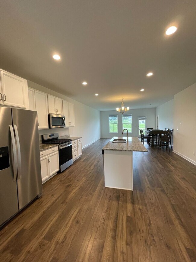 Building Photo - Spacious Home in Westhill Community