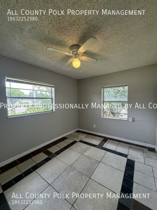 Building Photo - 3 Bedroom 1 Bath Home in St. Pete!