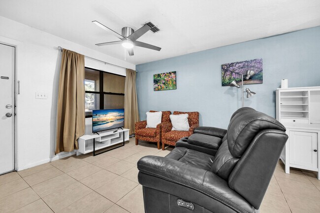 Building Photo - 735 SE 4th Ave