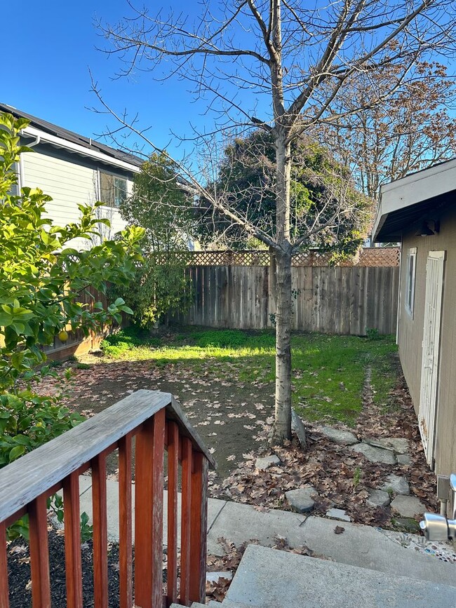 Building Photo - Cute Northside Bungalow