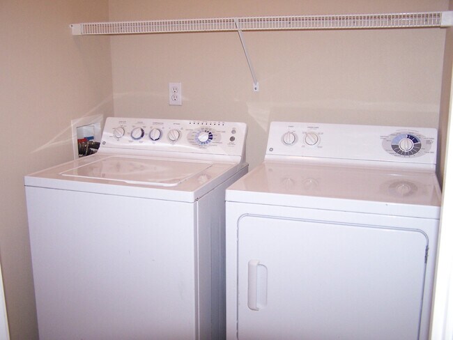 Building Photo - 3 Bed/2.5 Bath Townhome Style Unit in SW Bend - Attached Garage