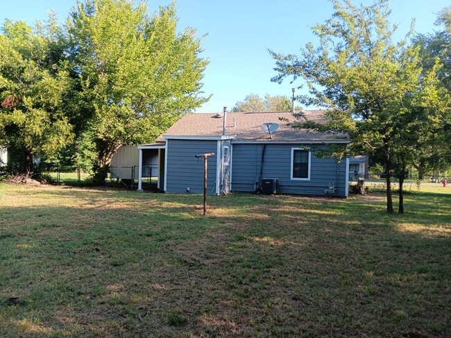 Building Photo - Remodeled & Cozy