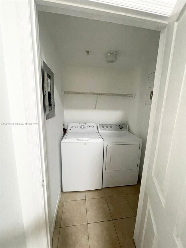 Building Photo - 9172 Collins Ave