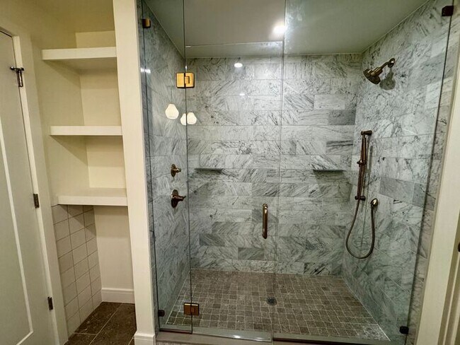 Building Photo - Luxury in the Heart of Huntsville
