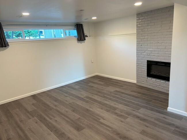 Building Photo - Renovated 3B, 2.25 BA House with garage in...