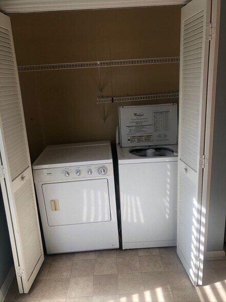 Building Photo - 9105 Kings Canyon Dr