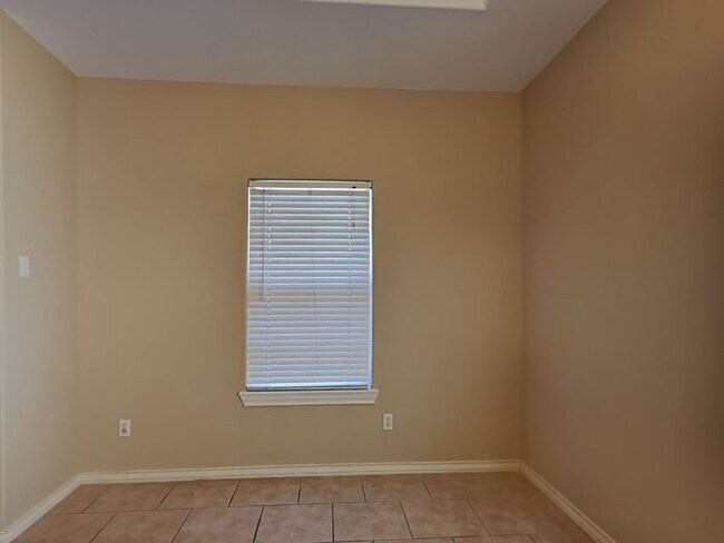 Building Photo - No Application Fees* $1000 off 1st months ...