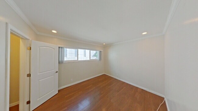 Building Photo - Charming 2BR Duplex Near SB Bowl w/ 1 car ...