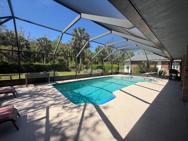 Building Photo - Beautiful 3 bedroom 2.5 bathroom pool home