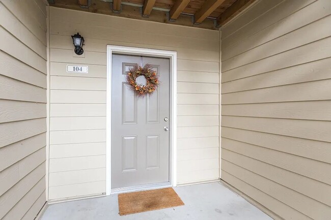 Building Photo - Charming 1 Bedroom/ 1Bathroom Lower Level ...