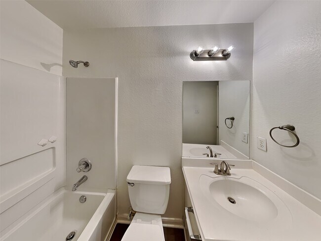 Building Photo - 9626 Eaglewood Glen Tr