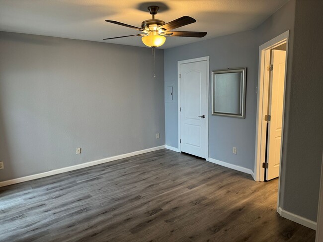 Building Photo - Beautifully Updated Condo