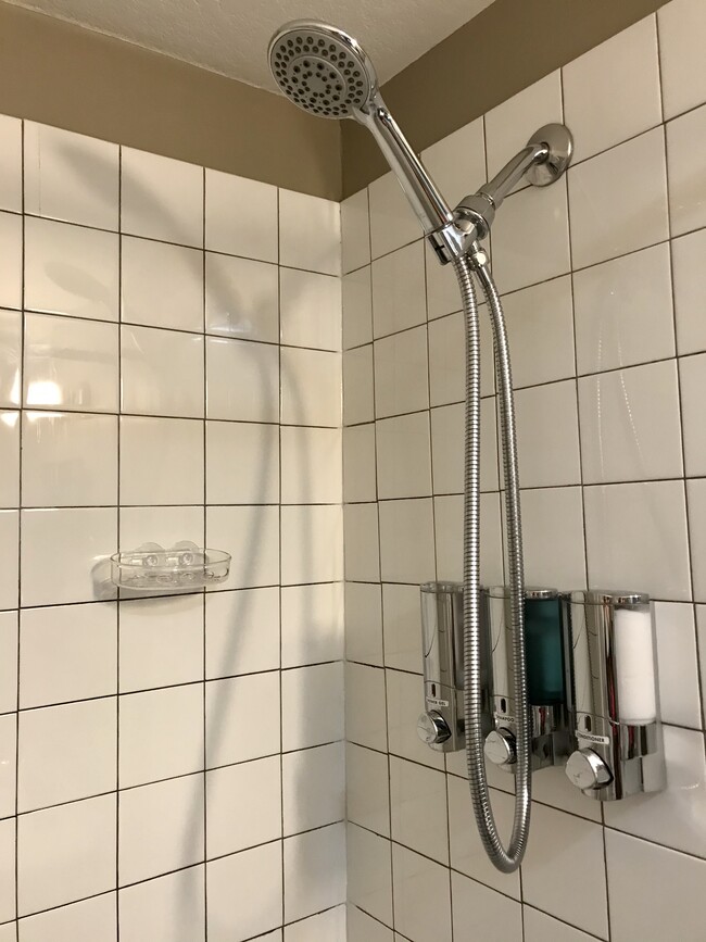 Shower/bath - 408 3rd Ave. E