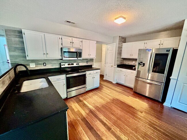 Building Photo - 4 bedroom/ 2.5 bathroom- Village Square of Williamsburg
