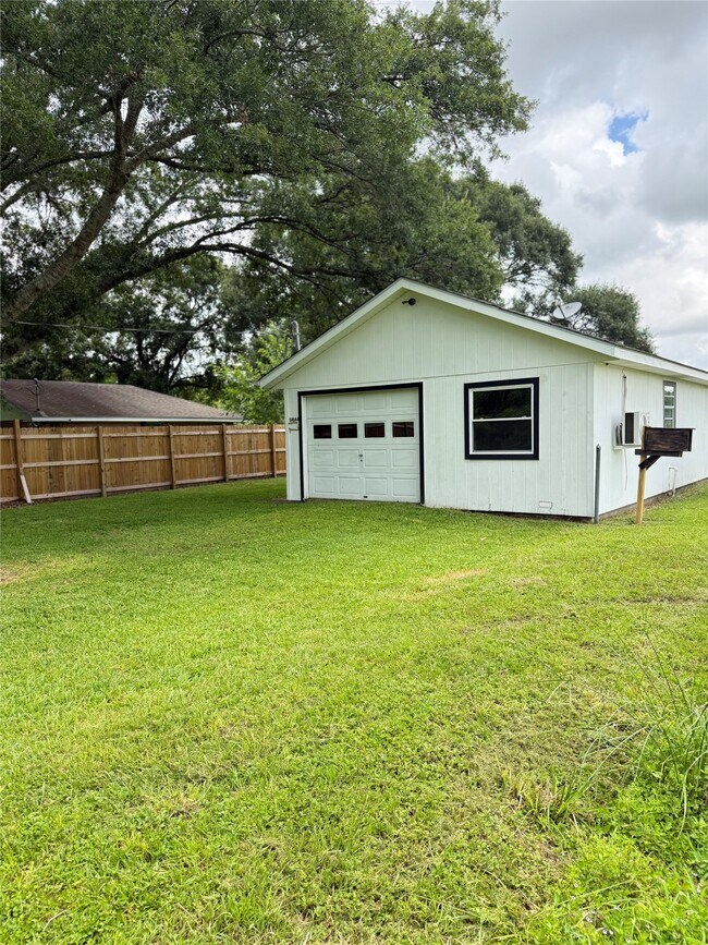Building Photo - 11414 Sralla Rd