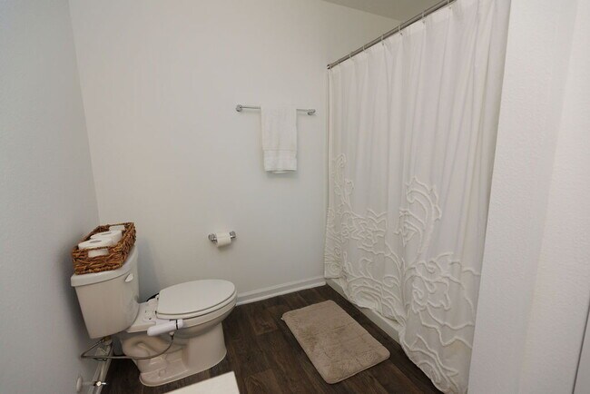 Building Photo - For Rent | Like-New 3BR/2BA Home in The Ar...