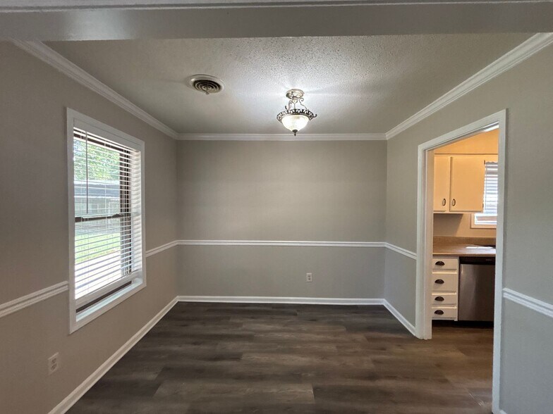 Building Photo - 3104 Ingleside Dr
