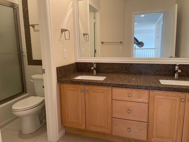 Building Photo - 6 Bedroom/3.2 Bath Home For Rent in Sandy