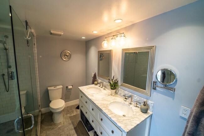 Building Photo - 4337 Marina City Dr