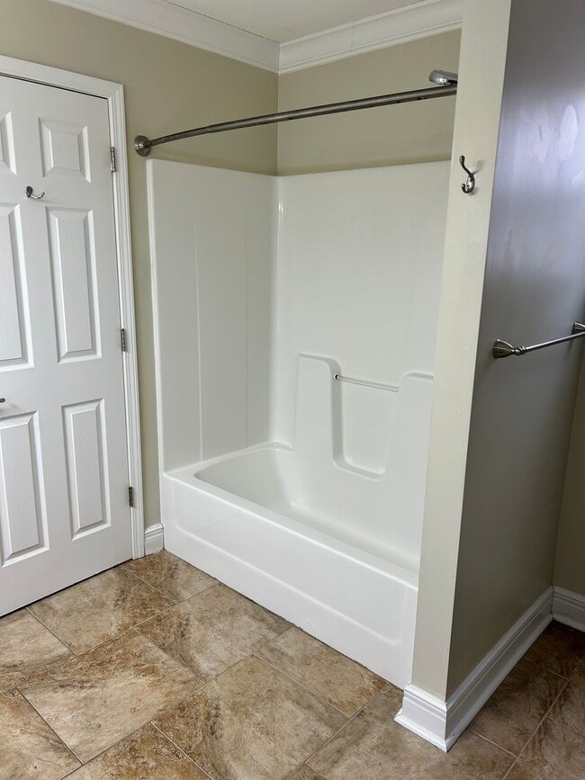 Building Photo - Large Beautiful Home!