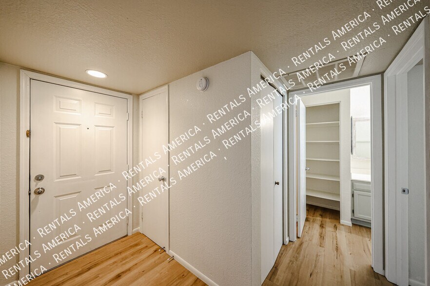 Building Photo - 2146 W Isabella Ave