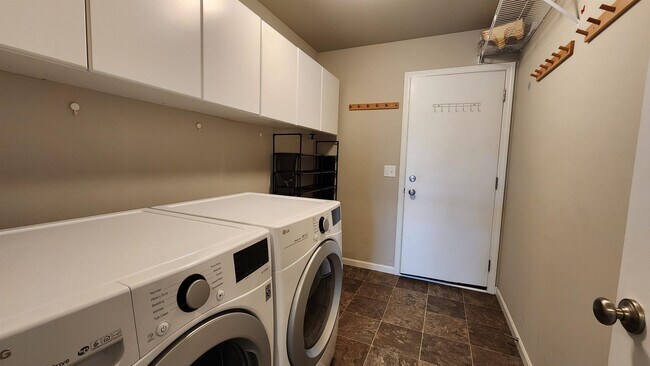 Building Photo - 9359 Highland Gate Way