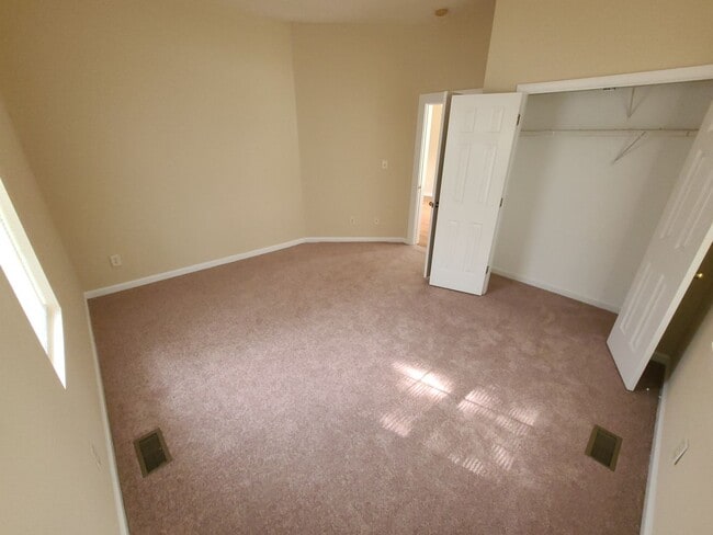 Building Photo - Burlington 4 Bed, 1 Bath - Nice Neighborhood