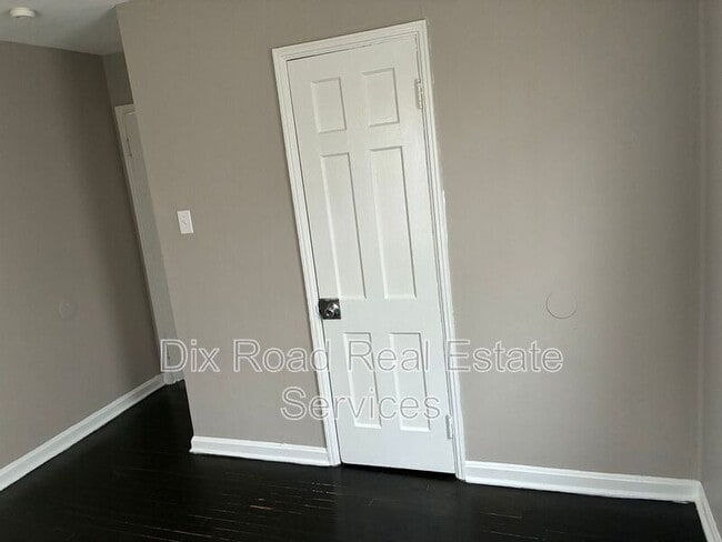 Building Photo - 729 Cleverly Rd