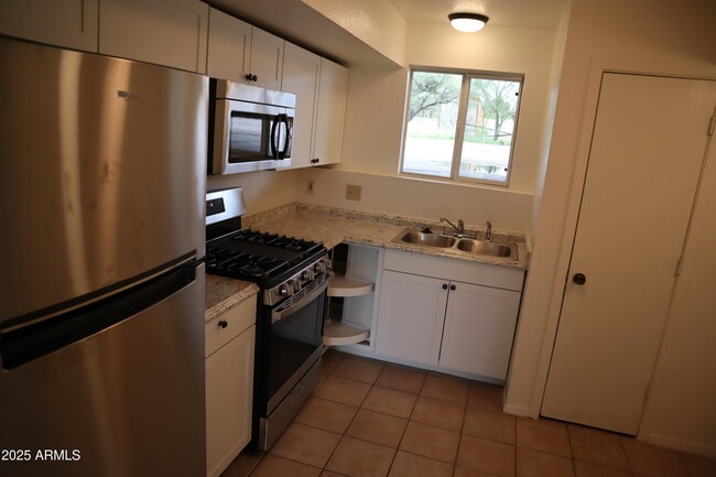 Building Photo - 4241 Plaza Oro Loma