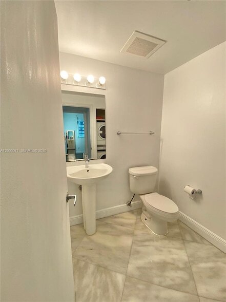 Building Photo - 601 NE 36th St