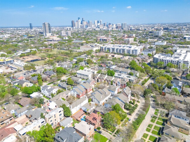 Building Photo - 1558 1/2 Castle Ct